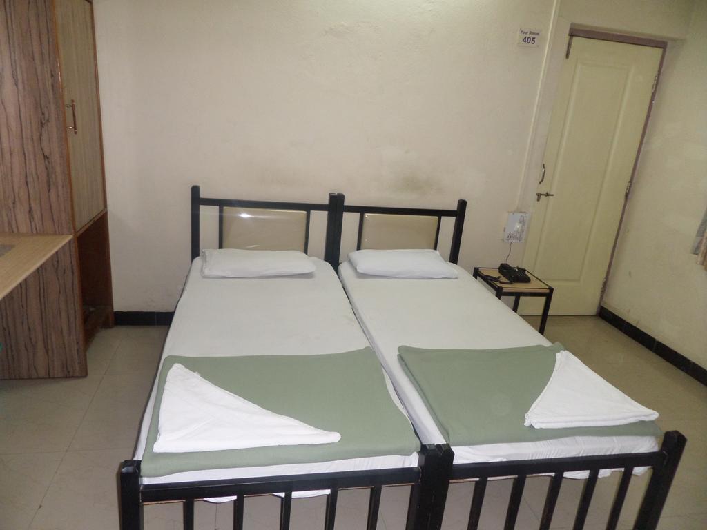 Chalukya Deluxe Hotel Kolhapur Esterno foto