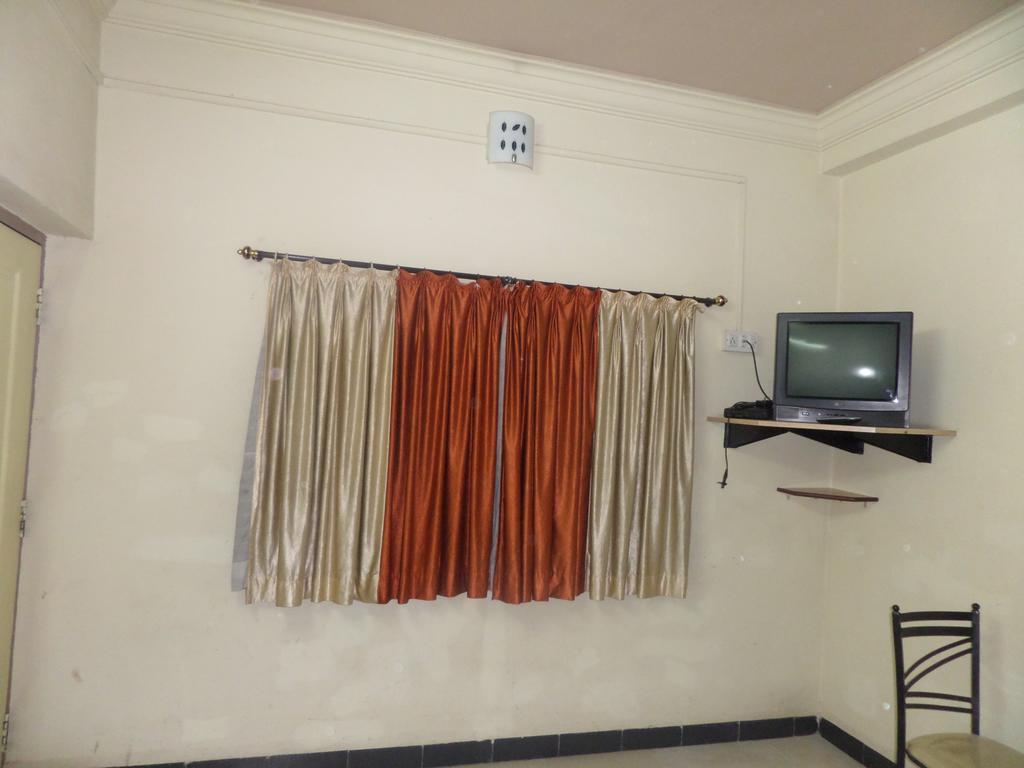 Chalukya Deluxe Hotel Kolhapur Esterno foto