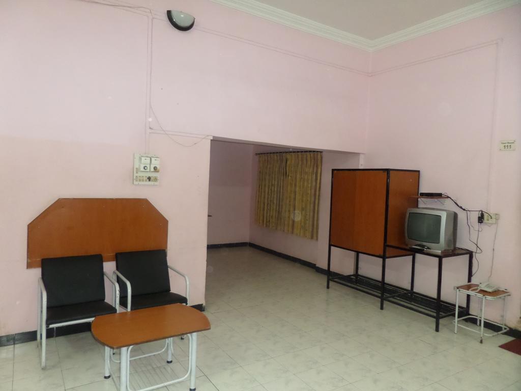Chalukya Deluxe Hotel Kolhapur Esterno foto