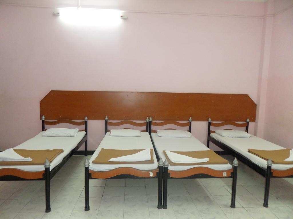 Chalukya Deluxe Hotel Kolhapur Esterno foto