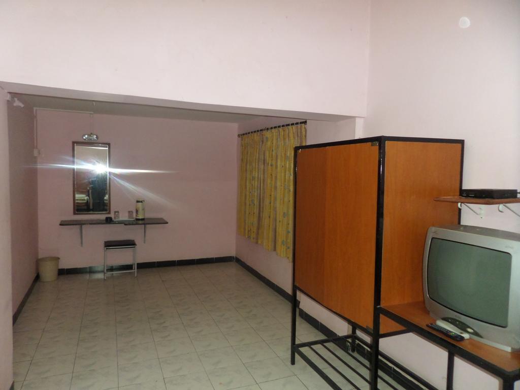 Chalukya Deluxe Hotel Kolhapur Esterno foto