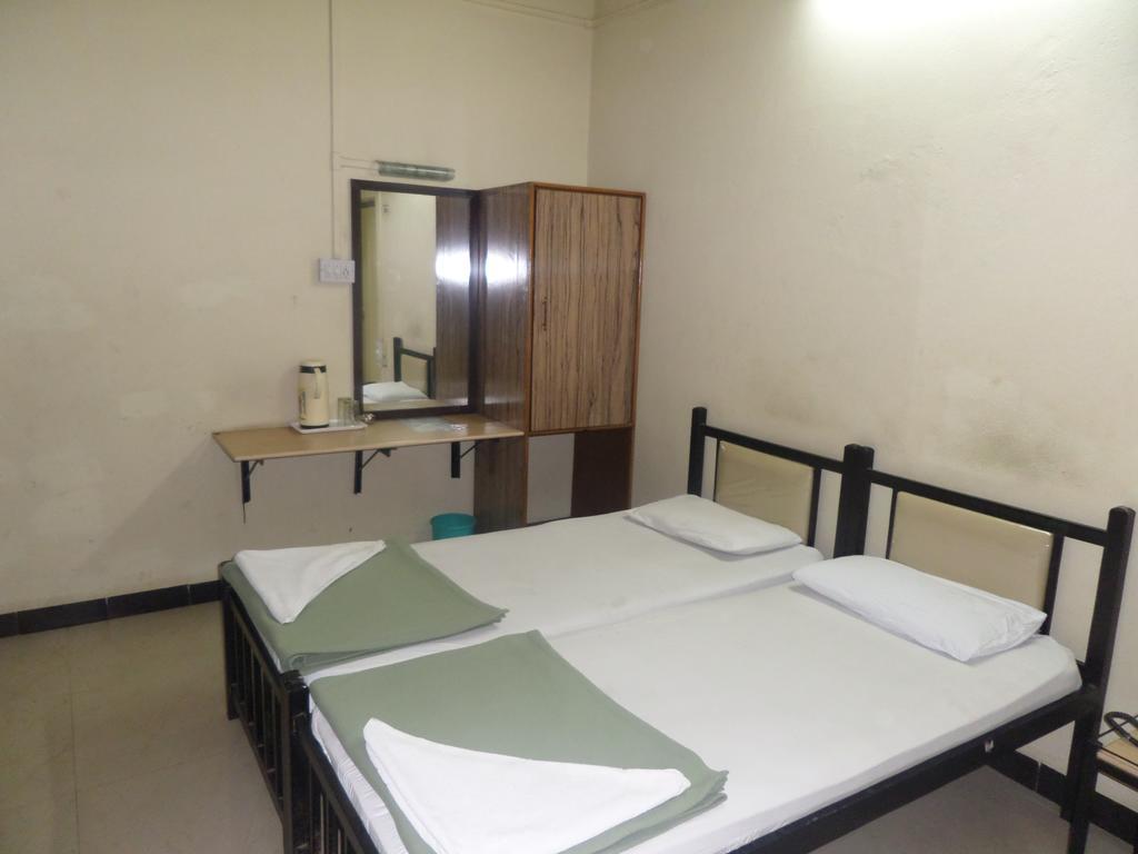 Chalukya Deluxe Hotel Kolhapur Esterno foto